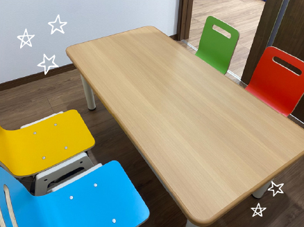 カラフルな椅子とテーブルの教室