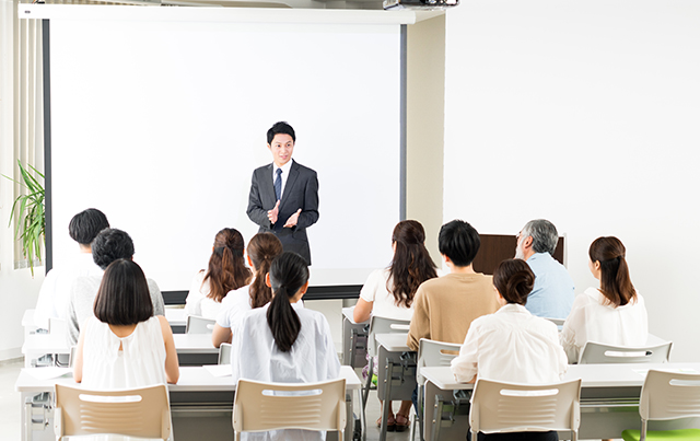 会議室で大人数へ説明する